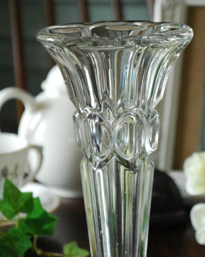 アンティーク 雑貨のガラス小物　アンティーク雑貨　スラッとしたシルエットが美しい、アンティークフラワーベース（プレスドグラス）。普段の生活にパッと華を添えてくれるアンティーク気軽に使えるアンティークのプレスドグラスの中で、もっとも英国らしいアイテムの花器。(pg-4353)