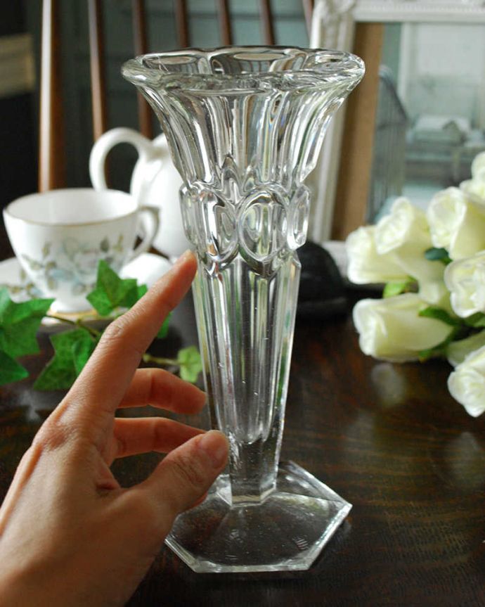 アンティーク 雑貨のガラス小物　アンティーク雑貨　スラッとしたシルエットが美しい、アンティークフラワーベース（プレスドグラス）。キラキラ輝く美しさ置いておくだけでも絵になるデザイン。(pg-4353)