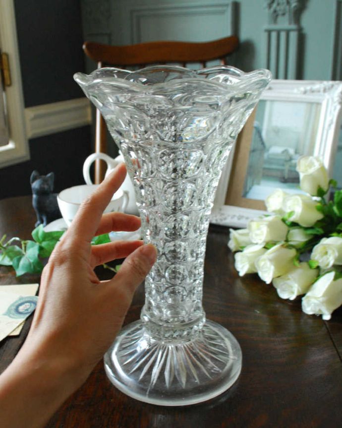 アンティーク 雑貨のガラス小物　アンティーク雑貨　水玉模様も縁どりのデザインも可愛いフラワーベース、アンティークプレスドグラス。置くだけで華やかな雰囲気大きなサイズの花器は、お家に1つは欲しいアイテム。(pg-4354)