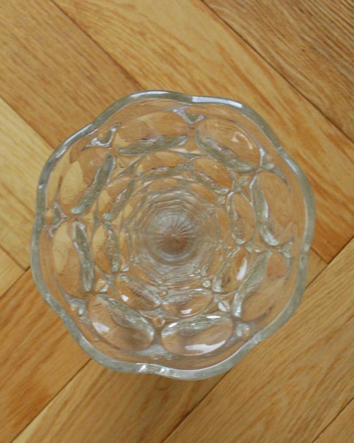 アンティーク 雑貨のガラス小物　アンティーク雑貨　水玉模様も縁どりのデザインも可愛いフラワーベース、アンティークプレスドグラス。上からのぞいて見ると･･･アンティークなので多少のキズ・欠けがある場合がありますが、使用上問題はありませんので、ご了承下さい。(pg-4354)