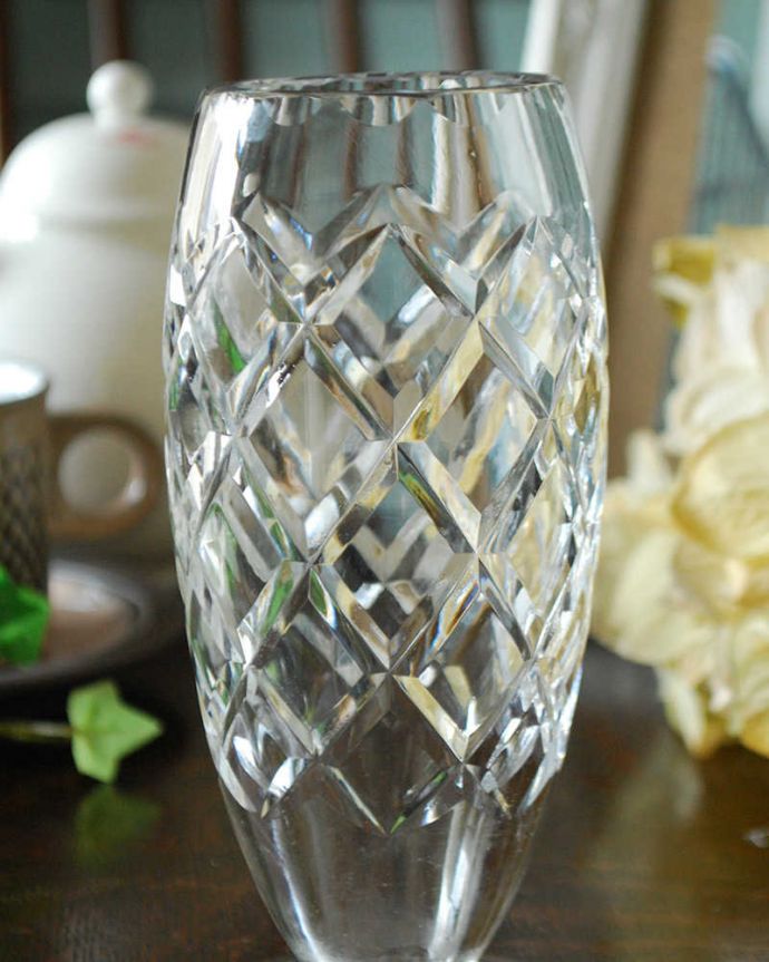 アンティーク 雑貨のガラス小物　アンティーク雑貨　ダイヤが煌くアンティークプレスドグラスのフラワーベース。お花を入れずに眺めているだけで幸せな時間アンティークのガラスは成分が今のものと違うので、置いておくだけでキラキラ輝いて楽しめます。(pg-4356)