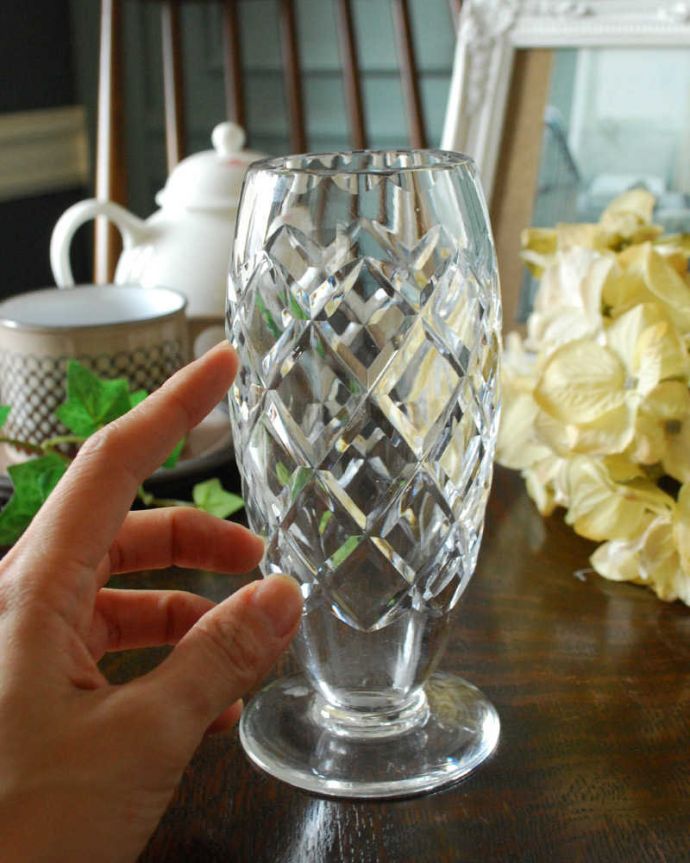 アンティーク 雑貨のガラス小物　アンティーク雑貨　ダイヤが煌くアンティークプレスドグラスのフラワーベース。気軽に使えるフラワーベース英国らしくいろんなサイズが見つかる花器。(pg-4356)