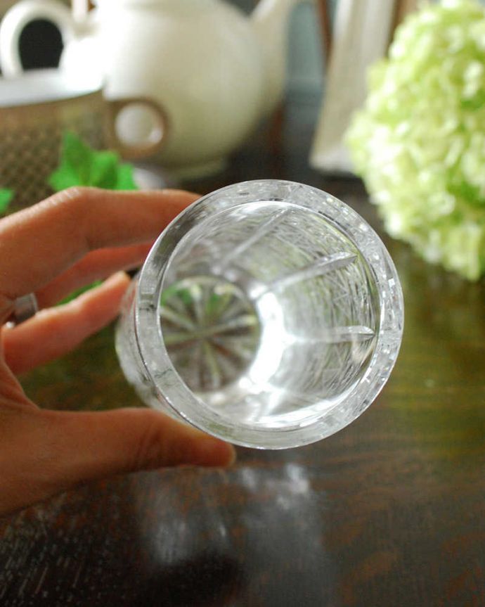 アンティーク 雑貨のガラス小物　アンティーク雑貨　星がきらめくカッティングが美しいアンティークガラスの花器（プレスドグラス）。上から見るとこんな感じです。(pg-4357)
