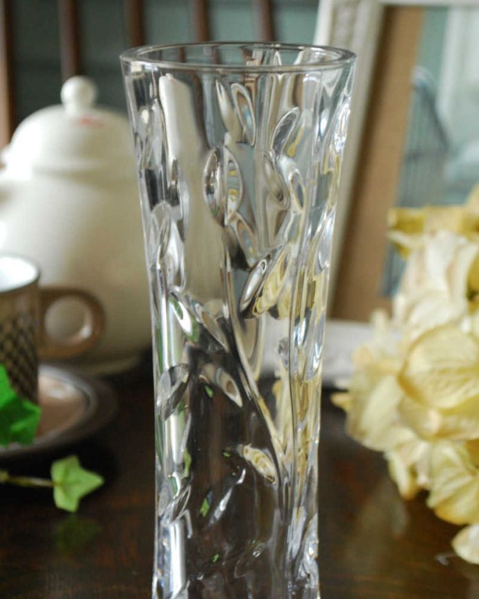 アンティーク 雑貨のガラス小物　アンティーク雑貨　アンティークグラスの花器、リーフカットがきらめくプレスドグラス。お花を入れずに眺めているだけで幸せな時間アンティークのガラスは成分が今のものと違うので、置いておくだけでキラキラ輝いて楽しめます。(pg-4358)