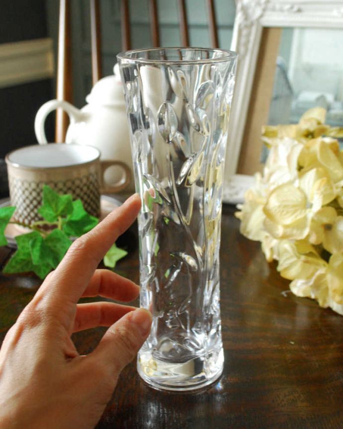 アンティーク 雑貨のガラス小物　アンティーク雑貨　アンティークグラスの花器、リーフカットがきらめくプレスドグラス。気軽に使えるフラワーベース英国らしくいろんなサイズが見つかる花器。(pg-4358)