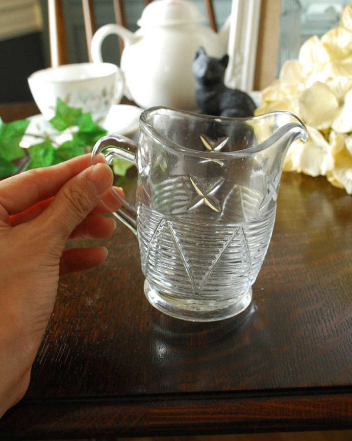 アンティーク 雑貨のガラス小物　アンティーク雑貨　ティータイムが楽しくなるアンティークプレスドグラスのミルクポット。持ち手もしっかり付いています昔と同じようにミルクを入れて使うのはもちろん使い方は自由自在。(pg-4359)