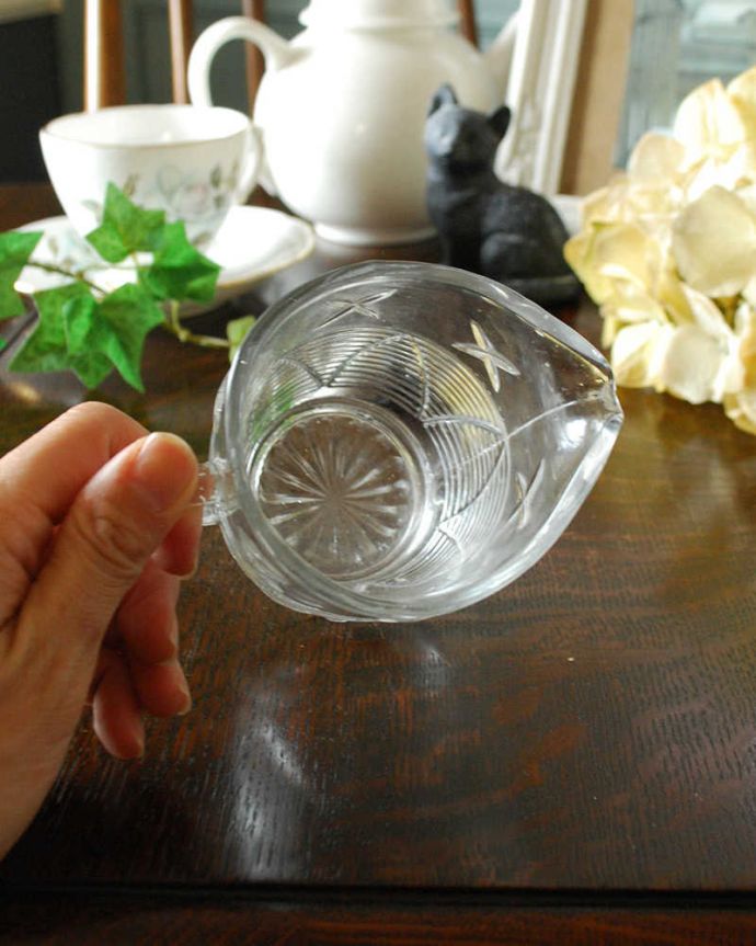 アンティーク 雑貨のガラス小物　アンティーク雑貨　ティータイムが楽しくなるアンティークプレスドグラスのミルクポット。上から見るとこんな感じです。(pg-4359)