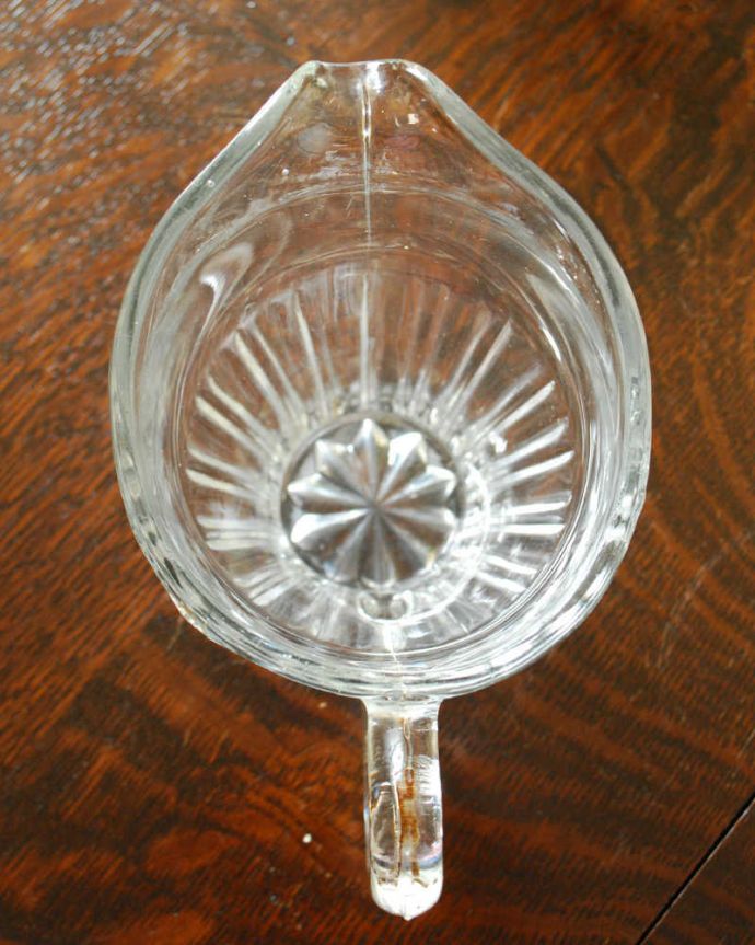 アンティーク 雑貨のガラス小物　アンティーク雑貨　アンティークガラスのキッチン雑貨、ガラス製のミニピッチャー（プレスドグラス）。上から見るとこんな感じです。(pg-4360)
