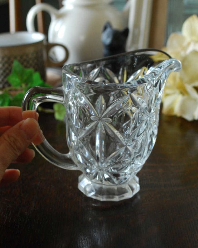 アンティーク 雑貨のガラス小物　アンティーク雑貨　ティータイムにピッタリなアンティークプレスドグラス（ミルクポット/小さなピッチャー）。フラワーベースにしても素敵です。(pg-4361)