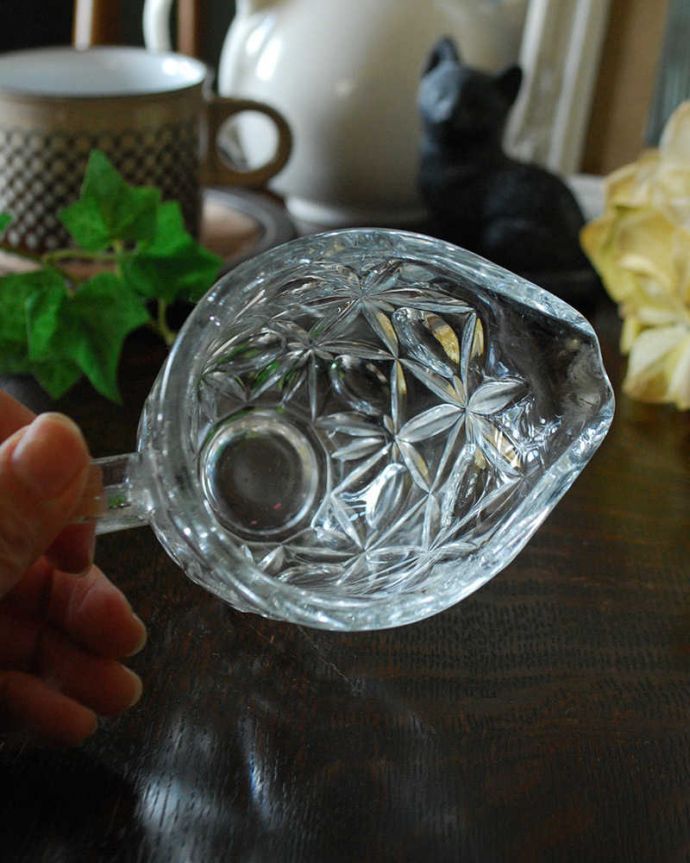 アンティーク 雑貨のガラス小物　アンティーク雑貨　ティータイムにピッタリなアンティークプレスドグラス（ミルクポット/小さなピッチャー）。上から見るとこんな感じです。(pg-4361)