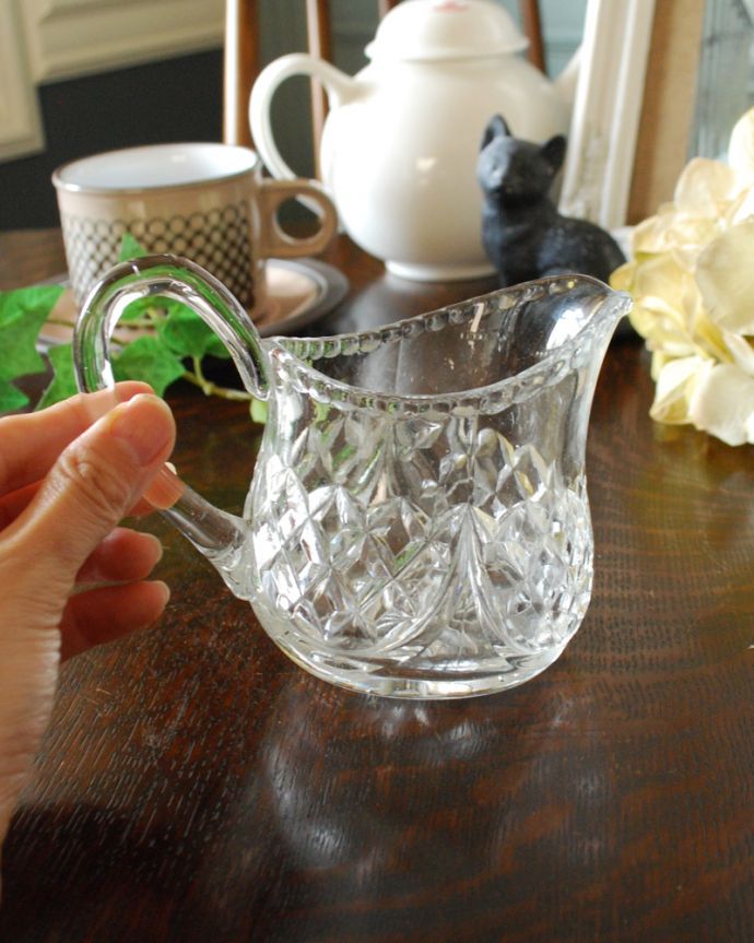 アンティーク 雑貨のガラス小物　アンティーク雑貨　小さなお花のカッティングが散りばめられたガラスピッチャー、アンティークプレスドグラス。フラワーベースにしても素敵です。(pg-4362)