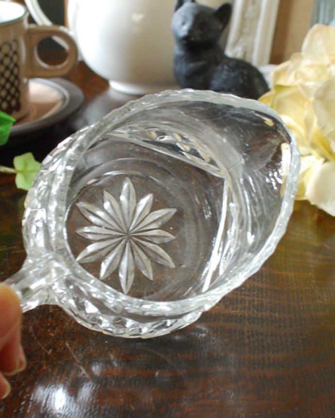 アンティーク 雑貨のガラス小物　アンティーク雑貨　小さなお花のカッティングが散りばめられたガラスピッチャー、アンティークプレスドグラス。上から見るとこんな感じです。(pg-4362)