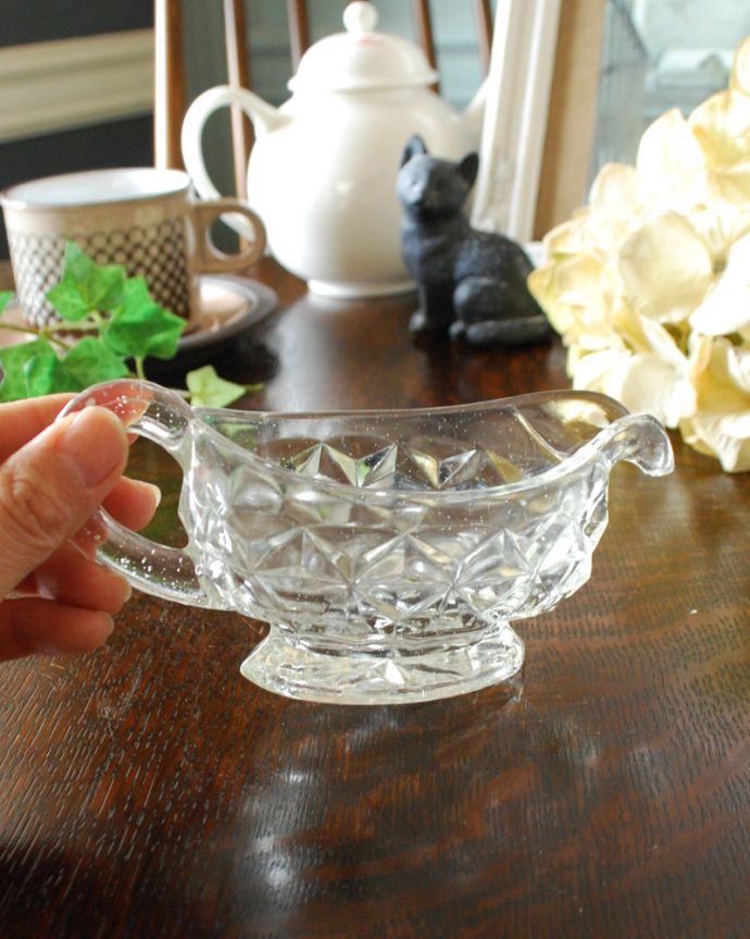 アンティーク 雑貨のガラス小物　アンティーク雑貨　食卓が華やかになるアンティークガラスのソースボート（プレスドグラス）。フラワーベースにしても素敵です。(pg-4363)