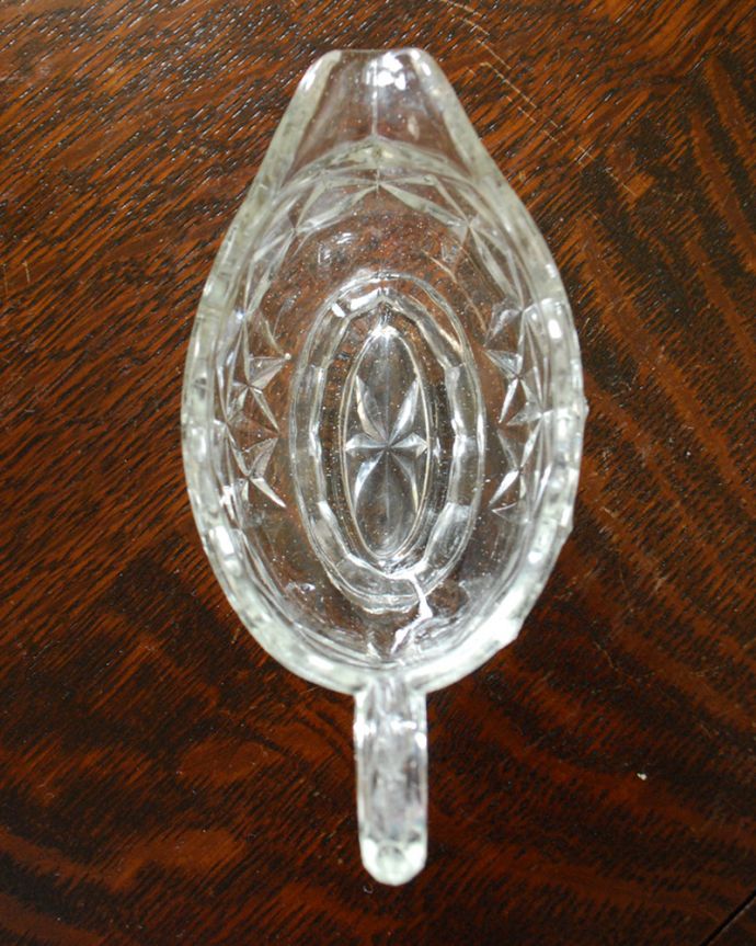 アンティーク 雑貨のガラス小物　アンティーク雑貨　食卓が華やかになるアンティークガラスのソースボート（プレスドグラス）。上から見るとこんな感じです。(pg-4363)