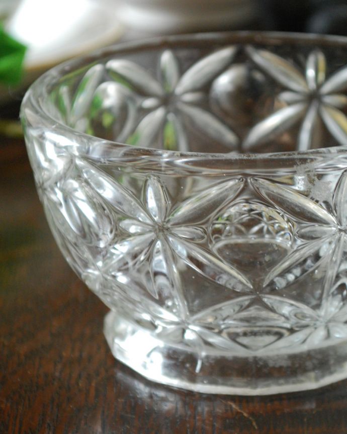 アンティーク 雑貨のガラス小物　アンティーク雑貨　可愛いお花×水玉模様のガラスのミニボウル、アンティークプレスドグラス。アンティークのため、多少の欠け・傷がある場合がありますが、使用上問題はありませんので、ご了承下さい。(pg-4366)