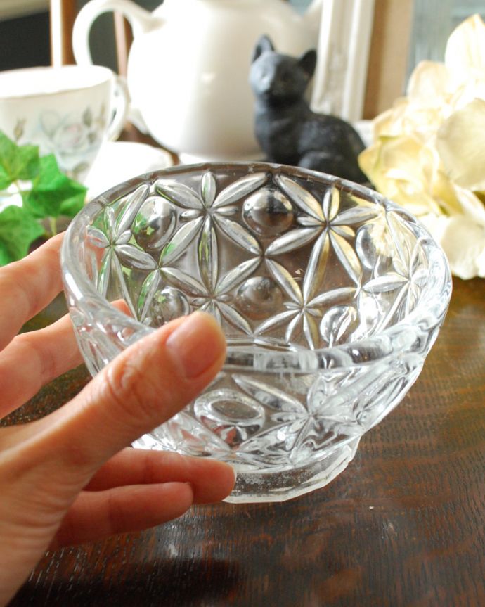 アンティーク 雑貨のガラス小物　アンティーク雑貨　可愛いお花×水玉模様のガラスのミニボウル、アンティークプレスドグラス。置いておくだけでも華やかです。(pg-4366)