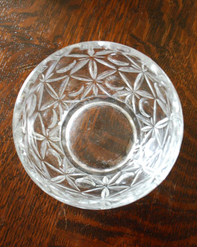 アンティーク 雑貨のガラス小物　アンティーク雑貨　可愛いお花×水玉模様のガラスのミニボウル、アンティークプレスドグラス。上から見るとこんな感じです。(pg-4366)
