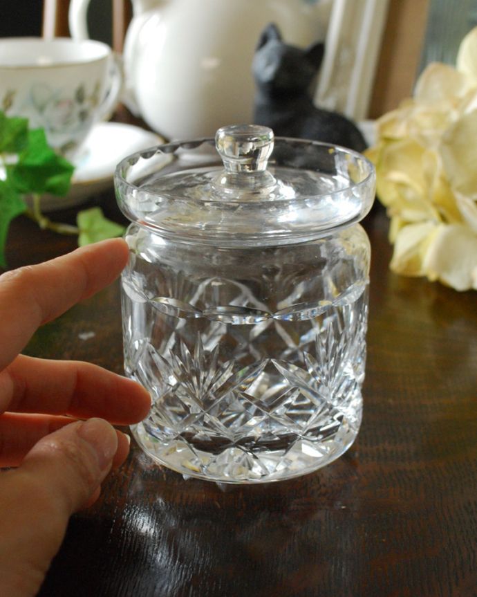 アンティーク 雑貨のガラス小物　アンティーク雑貨　ティータイムが優雅になるガラスのシュガーポット、アンティークプレスドグラス。どこに置いても絵になるガラスのケースです。(pg-4367)