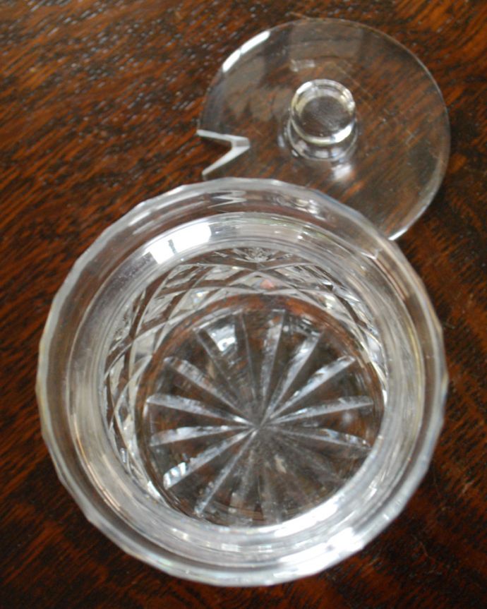 アンティーク 雑貨のガラス小物　アンティーク雑貨　ティータイムが優雅になるガラスのシュガーポット、アンティークプレスドグラス。上から見るとこんな感じです。(pg-4367)
