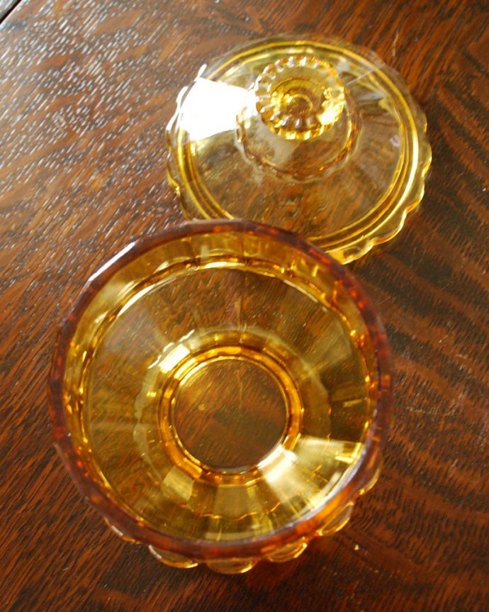 アンティーク 雑貨のガラス小物　アンティーク雑貨　和のインテリアにも合うアンバーカラー、アンティークガラスの小物入れ（プレスドグラス）。上から見るとこんな感じです。(pg-4370)