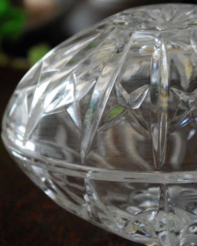 アンティーク 雑貨のガラス小物　アンティーク雑貨　アンティークのフタ付きガラスケース（プレスドグラス）コロンとした可愛いシルエット。何が中に入っていたのかな？今みたいにプラスチックじゃなく、昔はこんなに可愛いガラスの器にお菓子が入っていたんだなって思うだけでワクワクです。(pg-4373)
