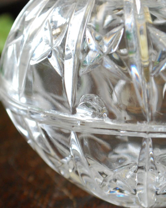 アンティーク 雑貨のガラス小物　アンティーク雑貨　アンティークのフタ付きガラスケース（プレスドグラス）コロンとした可愛いシルエット。カケがあるのでSALE価格ですカケがありました。(pg-4373)