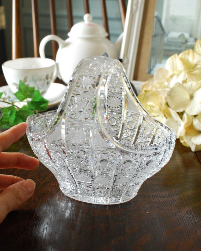アンティーク 雑貨のガラス小物　アンティーク雑貨　たっぷりと細かく刻まれたお花達・・・輝きも特別なアンティークガラスバスケット（プレスドグラス）。光が当たるとキラキラ輝きます。(pg-4376)