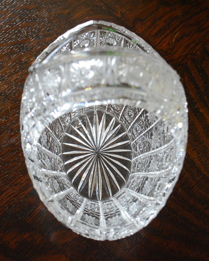 アンティーク 雑貨のガラス小物　アンティーク雑貨　たっぷりと細かく刻まれたお花達・・・輝きも特別なアンティークガラスバスケット（プレスドグラス）。上から見るとこんな感じです。(pg-4376)