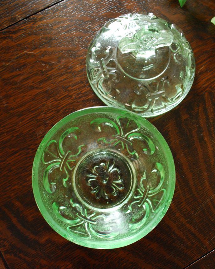 アンティーク 雑貨のガラス小物　アンティーク雑貨　爽やかなグリーンのプレスドグラス、百合の紋章が素敵なガラスの蓋付きケース。上から見るとこんな感じです。(pg-4377)