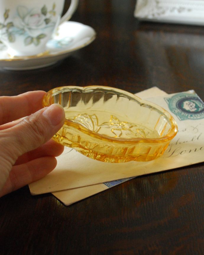 アンティーク 雑貨のガラス小物　アンティーク雑貨　蝶とお花がデザインされた可愛いアンバーカラーのガラストレー（アンティークプレスドグラス）。どこにでも置ける小さなサイズです。(pg-4379)