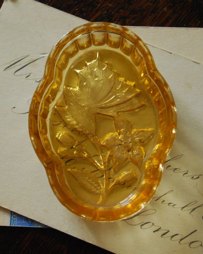 アンティーク 雑貨のガラス小物　アンティーク雑貨　蝶とお花がデザインされた可愛いアンバーカラーのガラストレー（アンティークプレスドグラス）。上から見るとこんな感じです。(pg-4379)