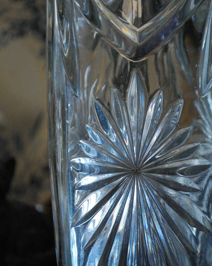 アンティーク 雑貨のガラス小物　アンティーク雑貨　縁どりのデザインも華やかなアンティークフラワーベース（プレスドグラス）。光が入るとキラキラと輝きますサイズが大きなプレスドグラスは、より太陽の光を反射してキラキラと輝きます。(pg-4384)