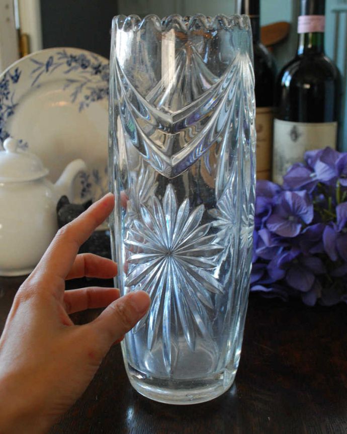 アンティーク 雑貨のガラス小物　アンティーク雑貨　縁どりのデザインも華やかなアンティークフラワーベース（プレスドグラス）。置くだけで華やかな雰囲気大きなサイズの花器は、お家に1つは欲しいアイテム。(pg-4384)