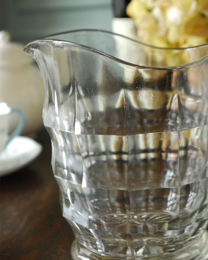 アンティーク 雑貨のガラス小物　アンティーク雑貨　食卓を華やかに彩るガラスアイテム、アンティーク　プレスドグラス（ピッチャー）。英国の家庭には必ずあるウォータージャグアルコールを飲まない人のためにテーブルの中央にお水を置いて置かれていたウォータージャグ。(pg-4387)