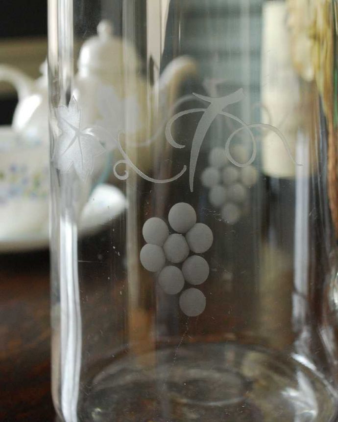 アンティーク 雑貨のガラス小物　アンティーク雑貨　葡萄がデザインされたアンティークプレスドグラスの持ち手付きガラスピッチャー。アンティークのため、多少の欠け・傷がある場合がありますが、使用上問題はありませんので、ご了承下さい。(pg-4388)