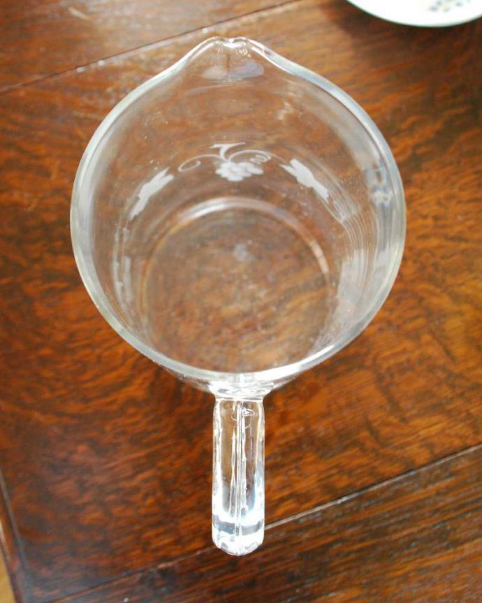 アンティーク 雑貨のガラス小物　アンティーク雑貨　葡萄がデザインされたアンティークプレスドグラスの持ち手付きガラスピッチャー。上から見るとこんな感じです。(pg-4388)