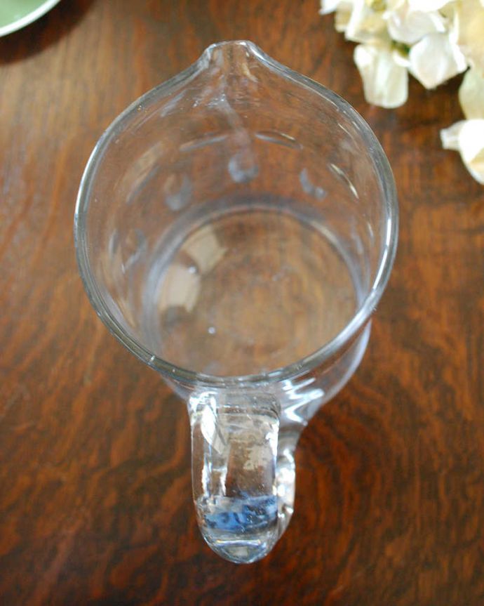 アンティーク 雑貨のガラス小物　アンティーク雑貨　アンティークプレスドグラスの持ち手付きガラスピッチャー（レモネードジャグ）。中を見てみると･･･アンティークなので多少のキズやカケがありますが使用上問題がないものだけをご紹介しています。(pg-4389)