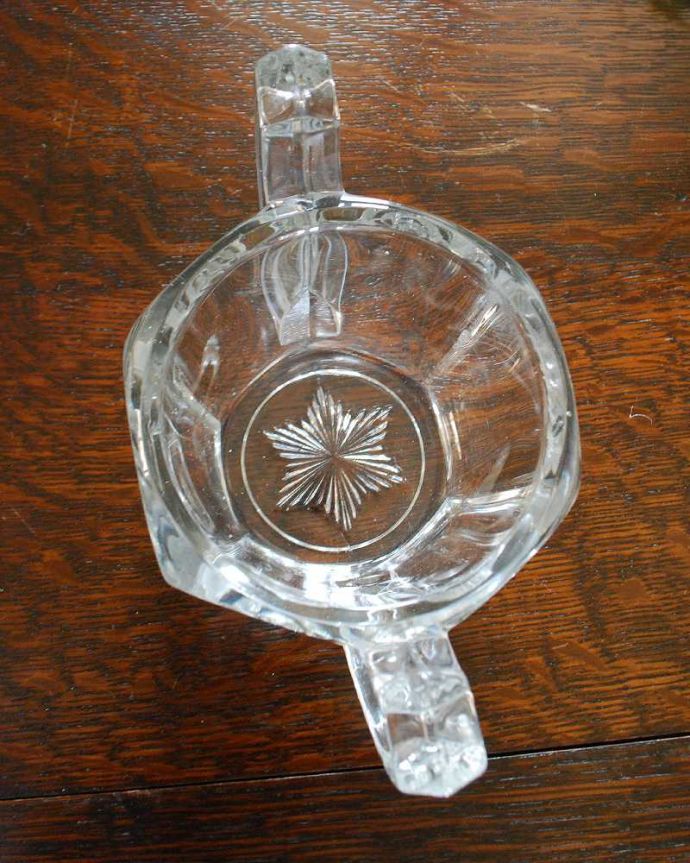 アンティーク 雑貨のガラス小物　アンティーク雑貨　アンティークのガラス雑貨、両サイドに持ち手が付いたガラスボウル。上から見るとこんな感じです。(pg-4390)
