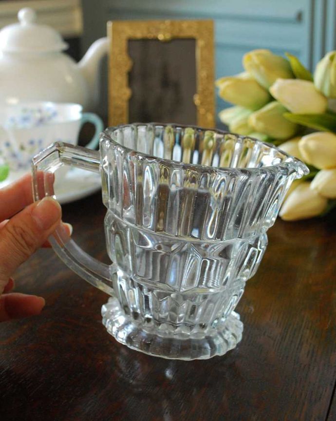 アンティーク 雑貨のガラス小物　アンティーク雑貨　底にはお花が輝くアンティークプレスドグラスのピッチャー。持ち手もしっかり付いています昔と同じようにミルクを入れて使うのはもちろん使い方は自由自在。(pg-4391)