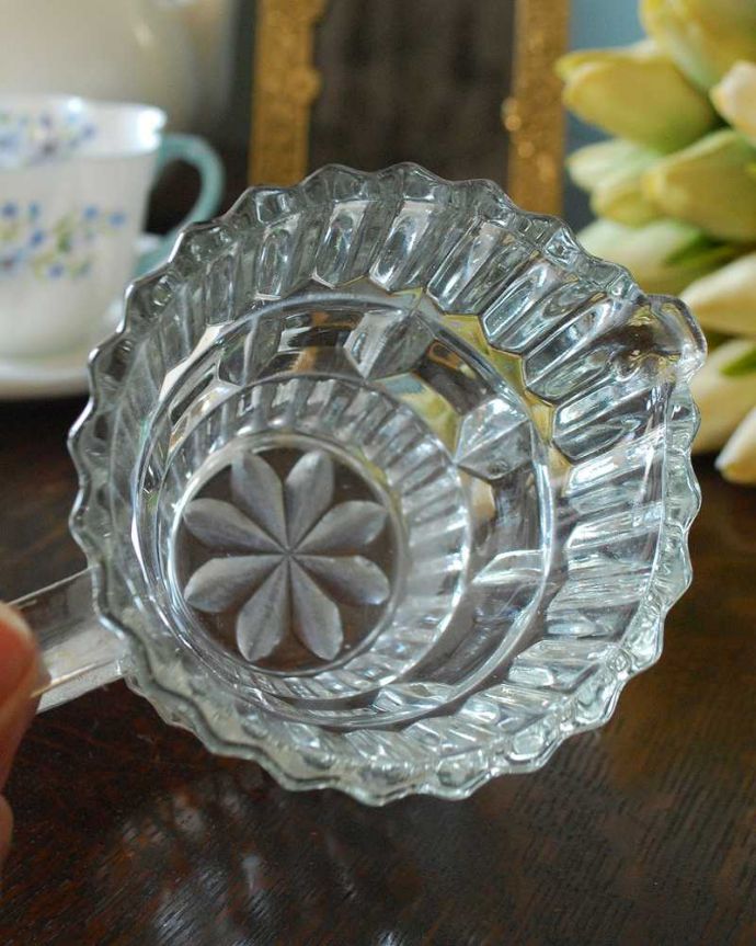 アンティーク 雑貨のガラス小物　アンティーク雑貨　底にはお花が輝くアンティークプレスドグラスのピッチャー。上から見るとこんな感じです。(pg-4391)