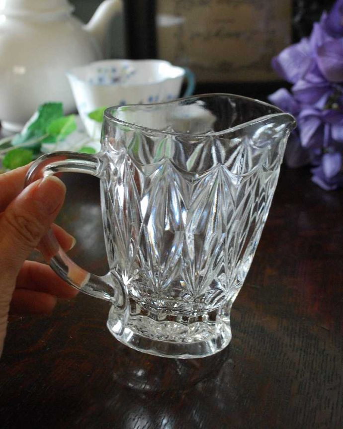 アンティーク 雑貨のガラス小物　アンティーク雑貨　食卓を華やかに飾る小さなガラスピッチャー（アンティークプレスドグラス）。持ち手もしっかり付いています昔と同じようにミルクを入れて使うのはもちろん使い方は自由自在。(pg-4393)