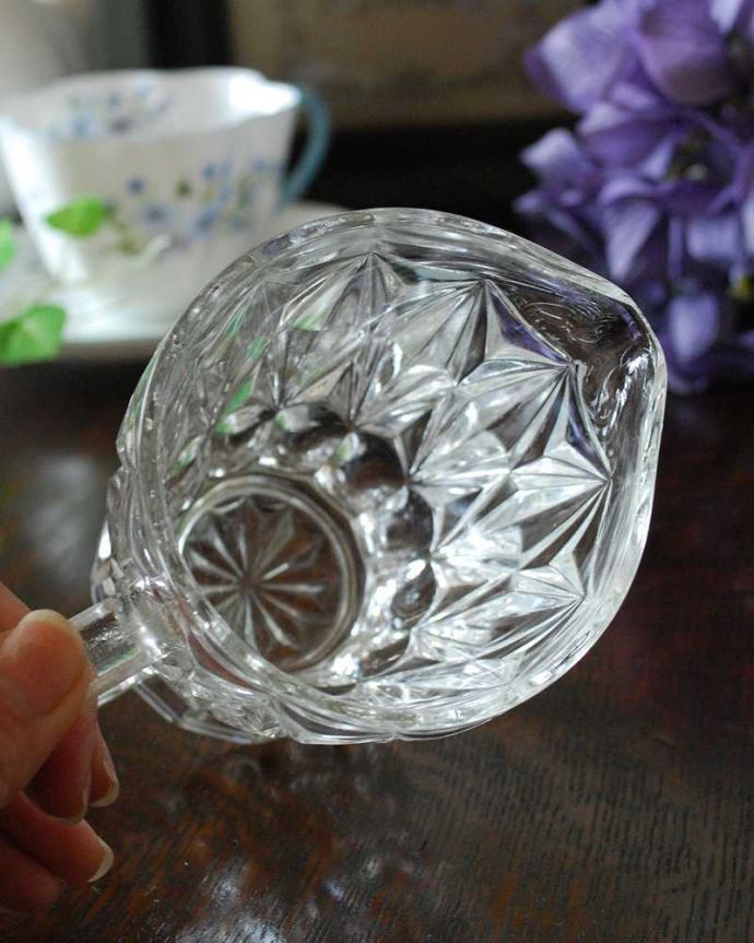 アンティーク 雑貨のガラス小物　アンティーク雑貨　食卓を華やかに飾る小さなガラスピッチャー（アンティークプレスドグラス）。上から見るとこんな感じです。(pg-4393)