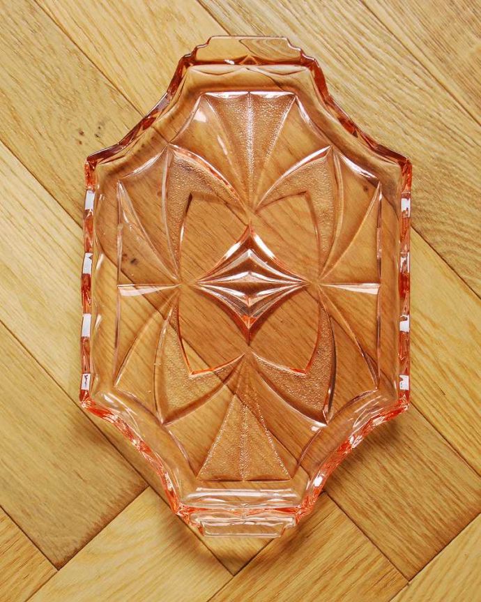 アンティーク 雑貨のガラス小物　アンティーク雑貨　サーモンピンクの華やかなガラスプレート（トレー）アンティークプレスドグラス。上から見るとこんな感じです。(pg-4397)