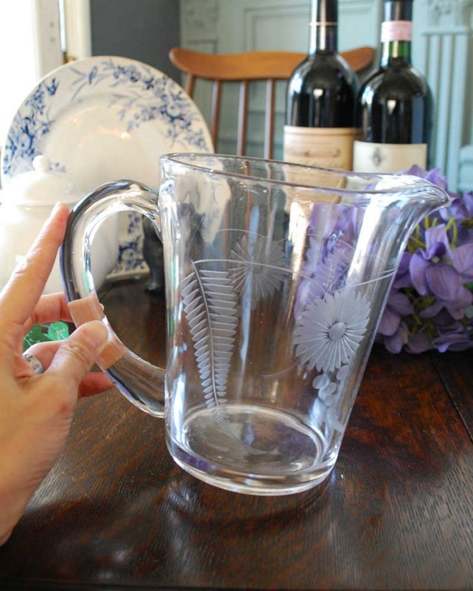 アンティーク 雑貨のガラス小物　アンティーク雑貨　お花がポイント、アンティークプレスドグラスの持ち手付きガラスピッチャー。いろんな使い方で楽しんで下さい飲み物を入れるのはもちろんフラワーベースとしても使いやすい便利なサイズです。(pg-4399)