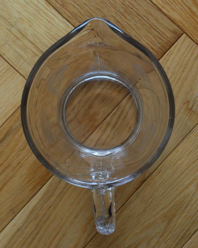 アンティーク 雑貨のガラス小物　アンティーク雑貨　お花がポイント、アンティークプレスドグラスの持ち手付きガラスピッチャー。上から見るとこんな感じです。(pg-4399)