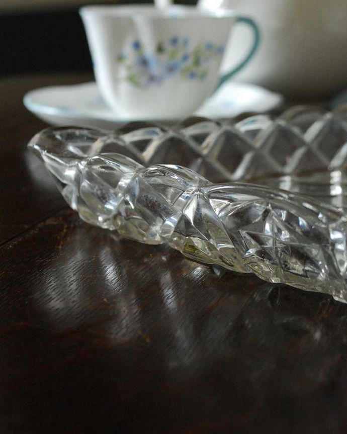 アンティーク 雑貨のガラス小物　アンティーク雑貨　ダイヤモチーフ×ダイヤカットが散りばめれたガラスプレート、アンティークプレスドグラス。アンティークのため、多少の欠け・傷がある場合がありますが、使用上問題はありませんので、ご了承下さい。(pg-4400)