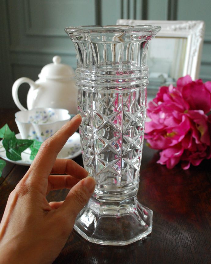 アンティーク 雑貨のガラス小物　アンティーク雑貨　つぼみが膨らんでいるようなシルエットが可愛いアンティークプレスドグラス（花器）。置くだけで華やかな雰囲気大きなサイズの花器は、お家に1つは欲しいアイテム。(pg-4403)