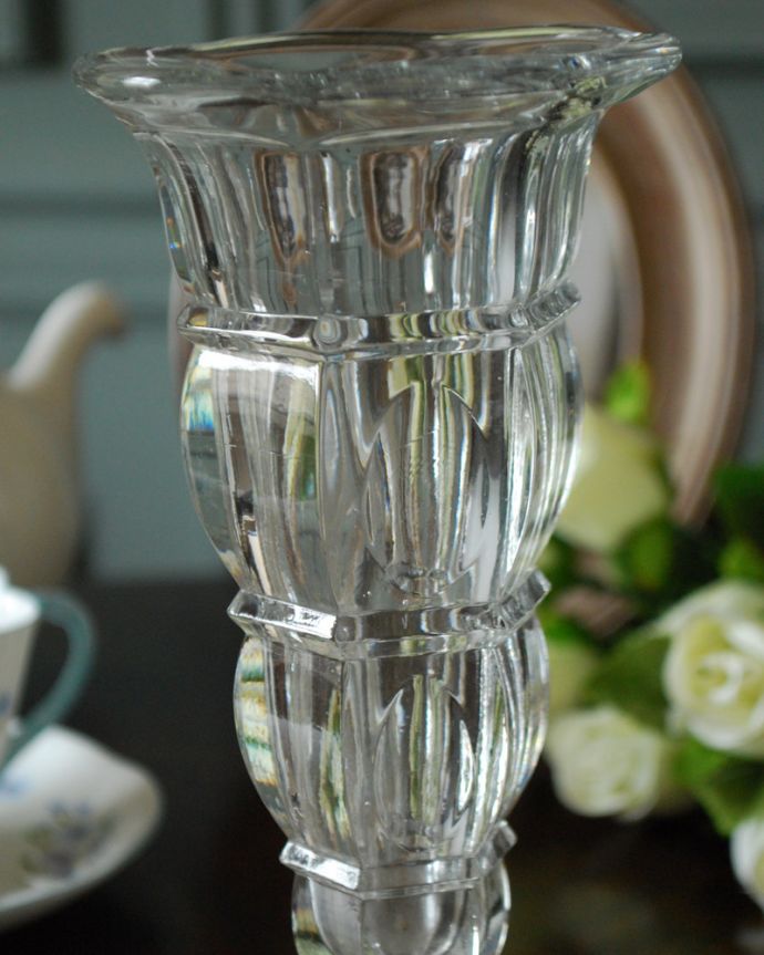 アンティーク 雑貨のガラス小物　アンティーク雑貨　アンティークガラスの雑貨、キレイなフラワーベース（花器）プレスドグラス。普段の生活にパッと華を添えてくれるアンティーク気軽に使えるアンティークのプレスドグラスの中で、もっとも英国らしいアイテムの花器。(pg-4404)