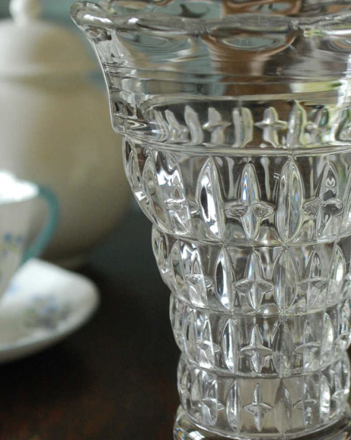 アンティーク 雑貨のガラス小物　アンティーク雑貨　花びらのようなキレイな縁どり、アンティークプレスドグラスのフラワーベース（花器）。普段の生活にパッと華を添えてくれるアンティーク気軽に使えるアンティークのプレスドグラスの中で、もっとも英国らしいアイテムの花器。(pg-4406)