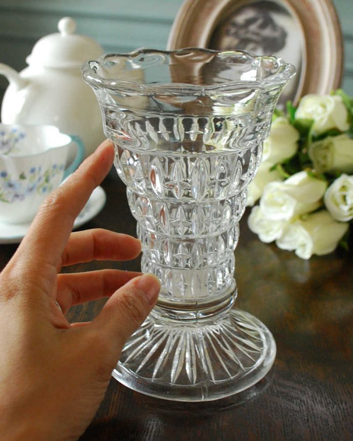 アンティーク 雑貨のガラス小物　アンティーク雑貨　花びらのようなキレイな縁どり、アンティークプレスドグラスのフラワーベース（花器）。キラキラ輝く美しさ置いておくだけでも絵になるデザイン。(pg-4406)